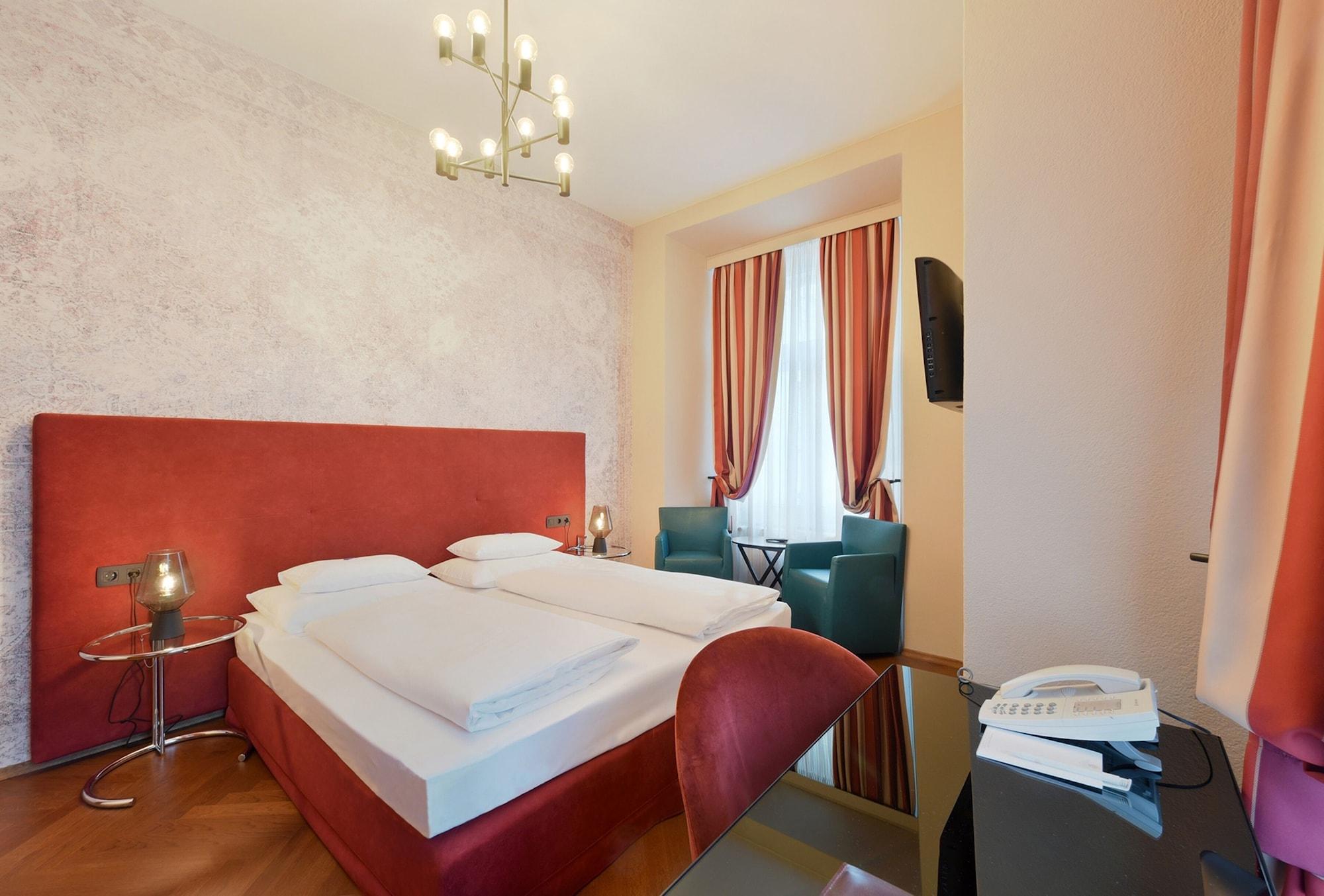 Boutique Hotel Dom - Rooms & Suites กราซ ภายนอก รูปภาพ