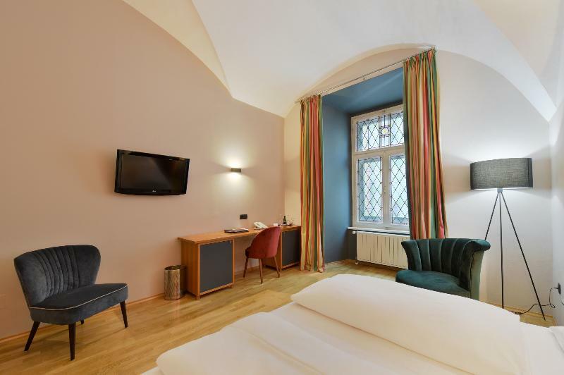 Boutique Hotel Dom - Rooms & Suites กราซ ภายนอก รูปภาพ
